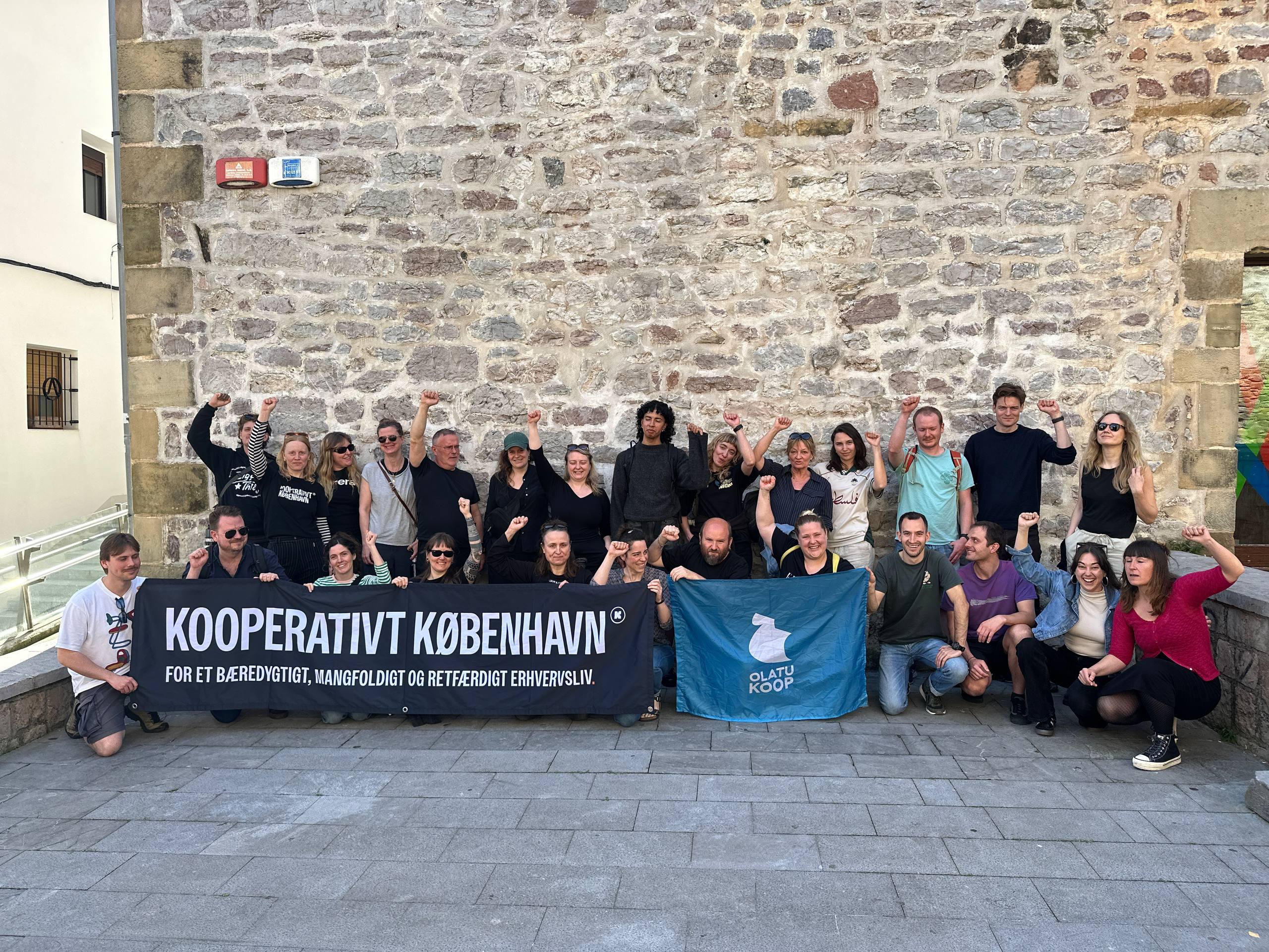 Talde argazkia Torrekua kanpoaldean bi sareen banderolekin