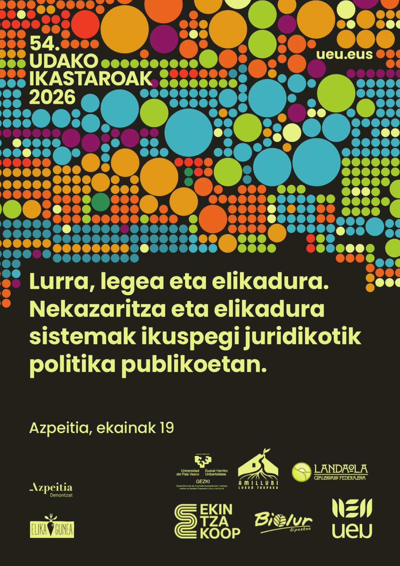 UEUren Udako ikastaroen kartela. Koloretako borobilez osatutako hondo baten gainean honako elementuak agertzen dira: "54. udako ikastaroak 2026", UEUren logotipoa eta webguneko helbidea: ueu.eus
