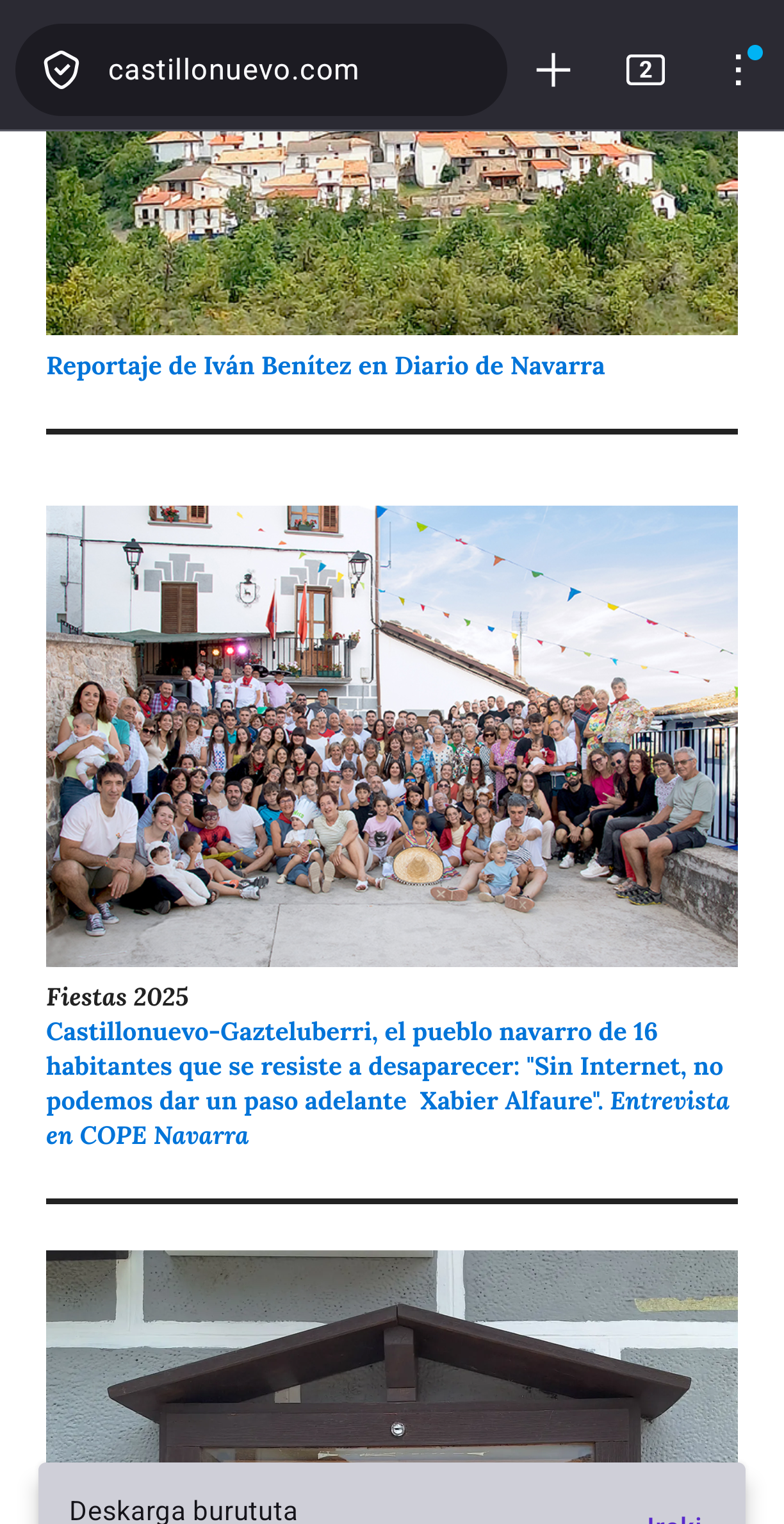 2025eko Gazteluberriko jaietako herri-argazkia, herriko plazan. Beheko aldean, berri baten titularra: "Castillonuevo-Gazteluberri, el pueblo navarro de 16 habitantes que resiste a desaparecer: " Sin Internet, no podemos dar un paso adelante Xabier Alfaure". Entrevista en Cope Navarra