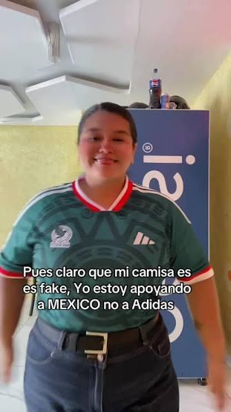 Emakume bat, Mexikoko gizonezkoen futbol taldearen kamixeta jantzita duela. Gainidatzia irakurri dezakegu: "Pues claro que mi camisa es es fake, Yo estoy apoyando a MEXICO no a Adidas"