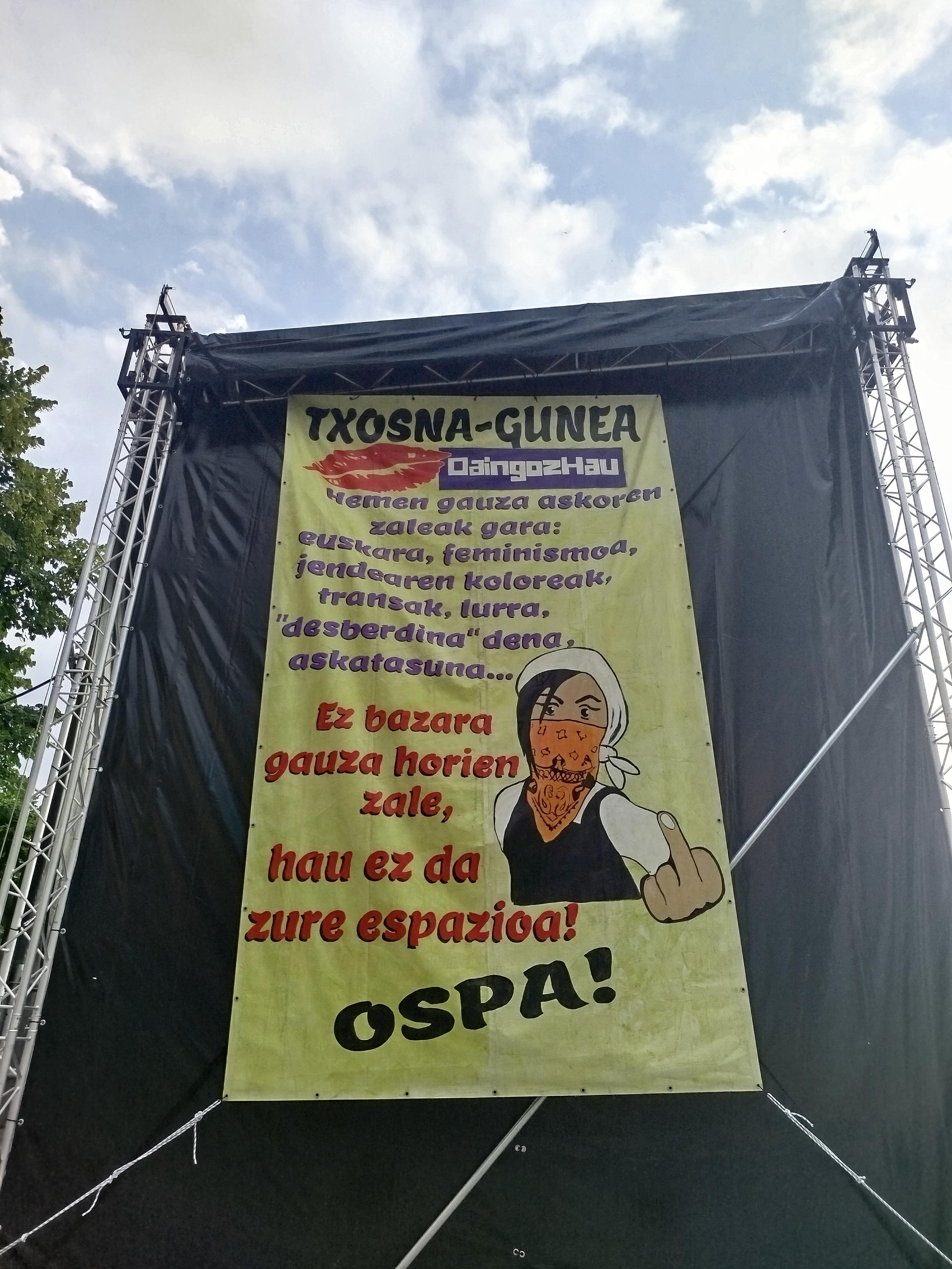 Txosna-gunes
OaingozHau
Hemen gauza askoren zaleak gara: euskara, feminismoa, jendearen koloreak, transak, lurra, "desberdina" dena, askatasuna...
Ez bazara gauza horien zale, hau ez da zure espazioa!
OSPA!