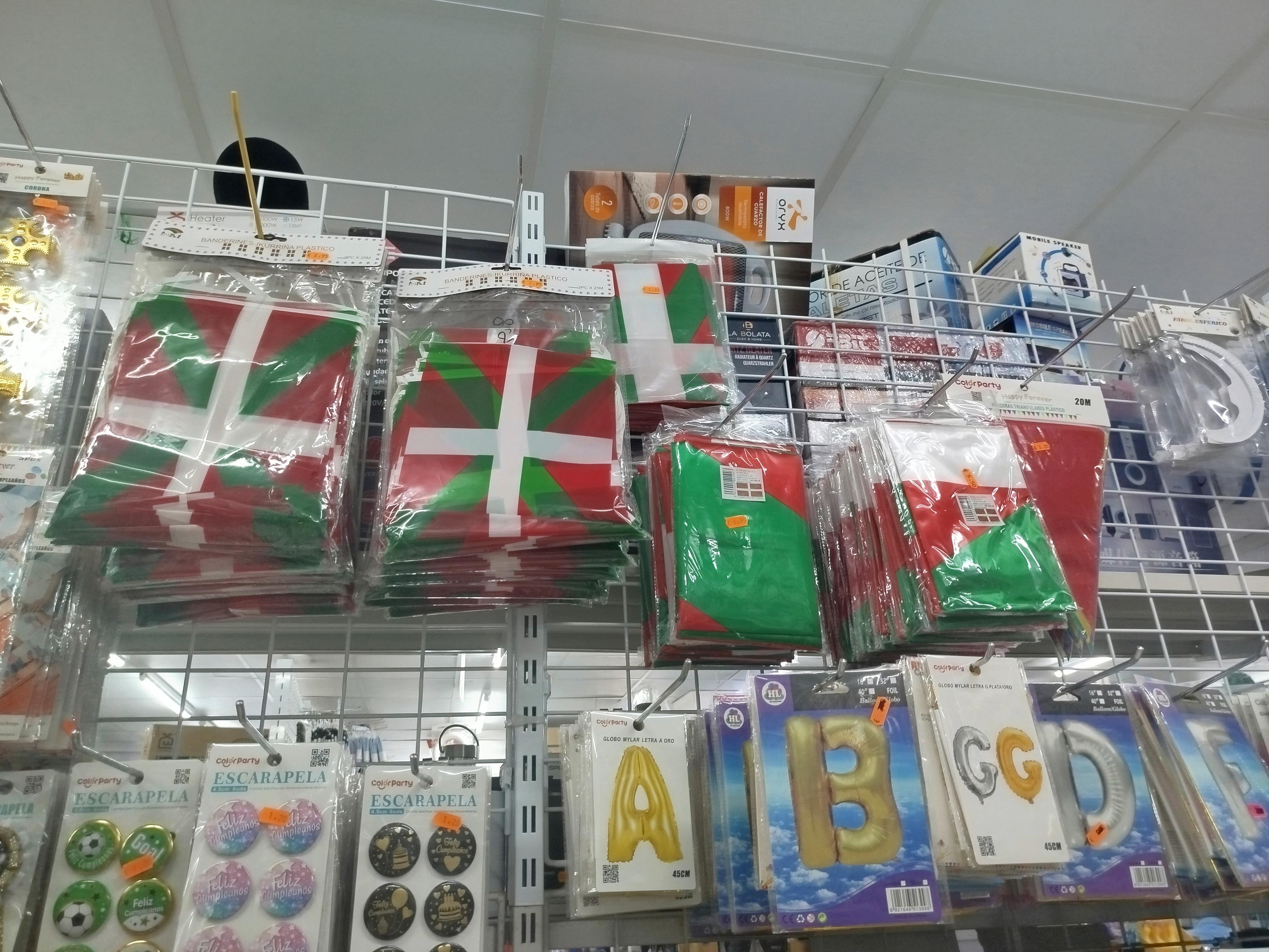Tamaina ezberdinetako ikurrinak ospakizunen atalean salgai