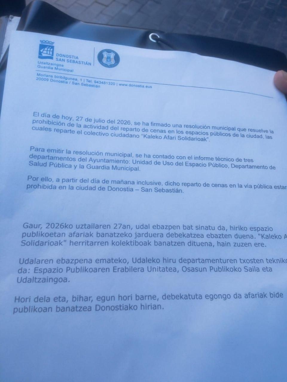 Udal ebazpen bat, hiriko espazio publikoetan afariak banatzeko jarduera debekatzea ebazten duena. "Kaleko Solidarioak" herritarren kolektiboak banatzen dituena, hain zuzen ere.