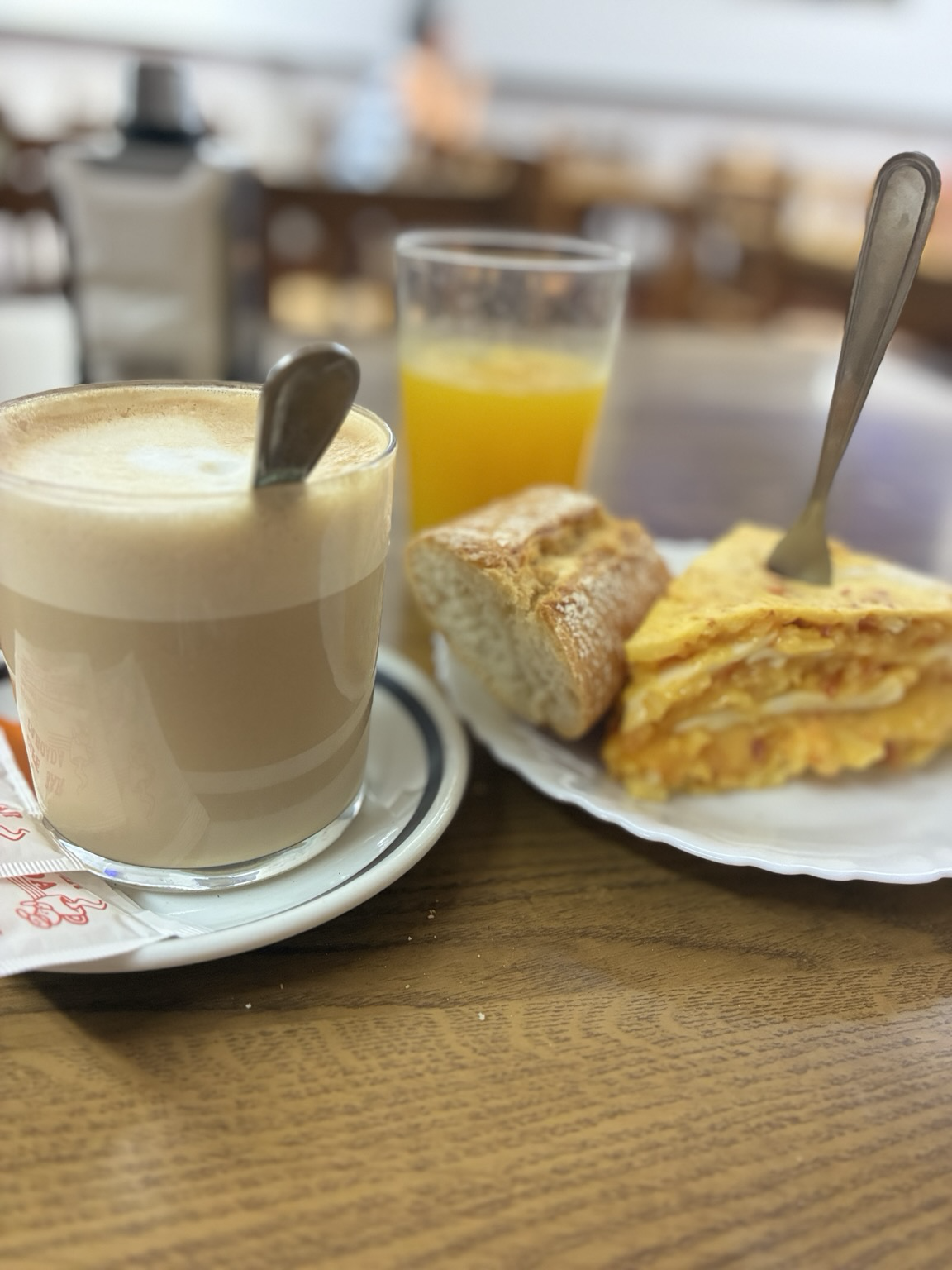 Kafesnea edalontzian, laranja-zukua eta txorizogazta tortilla, Basauriko Taboada tabernan.