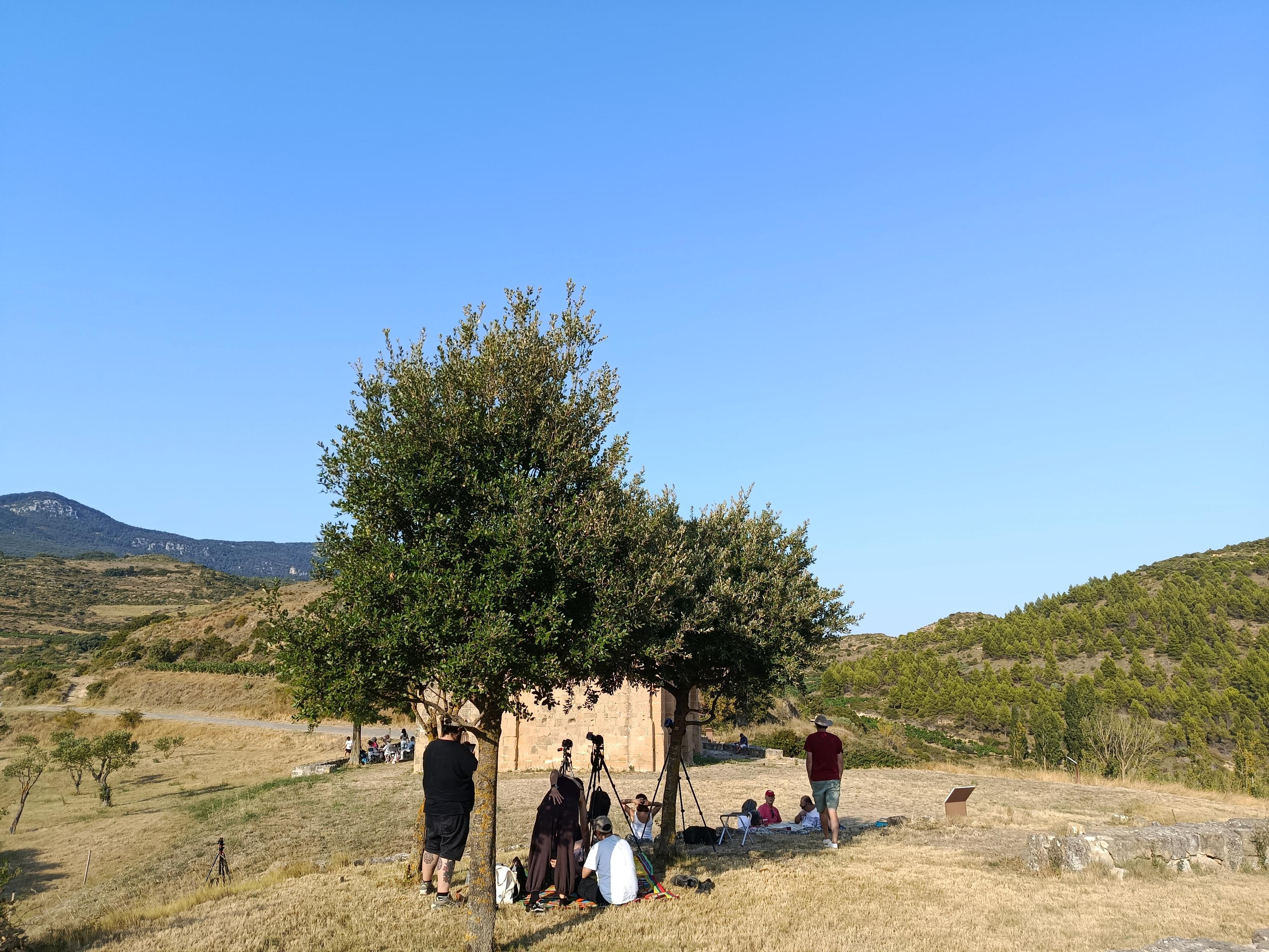 Lagunak eta argazkilari astronomikoak, Santa Maria de la Piscina ermitaren aurrean