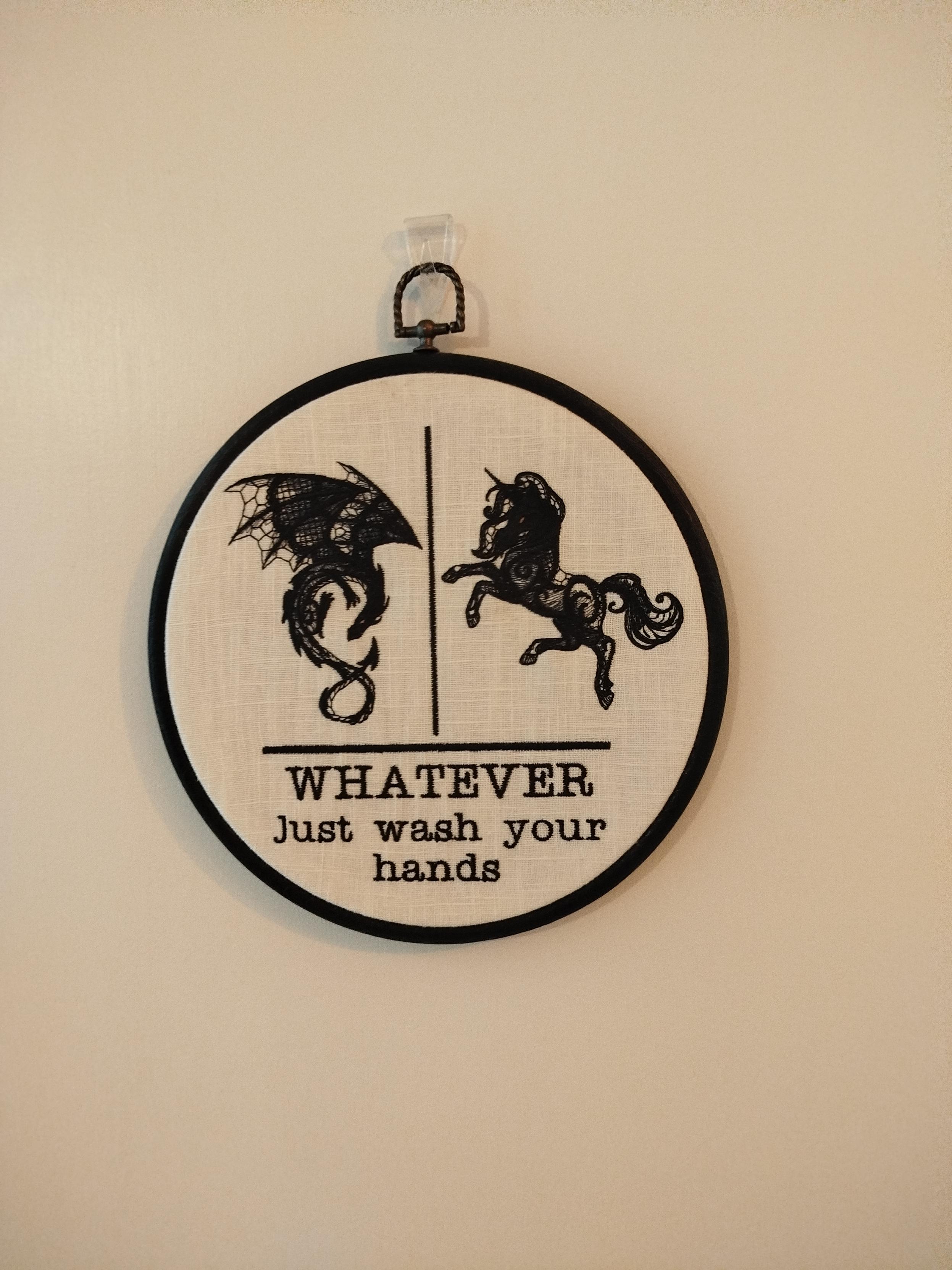 Komuneko ateko irudian herensuge bat eta adarbakar bat. Testuan: Whatever. Just wash your hands.