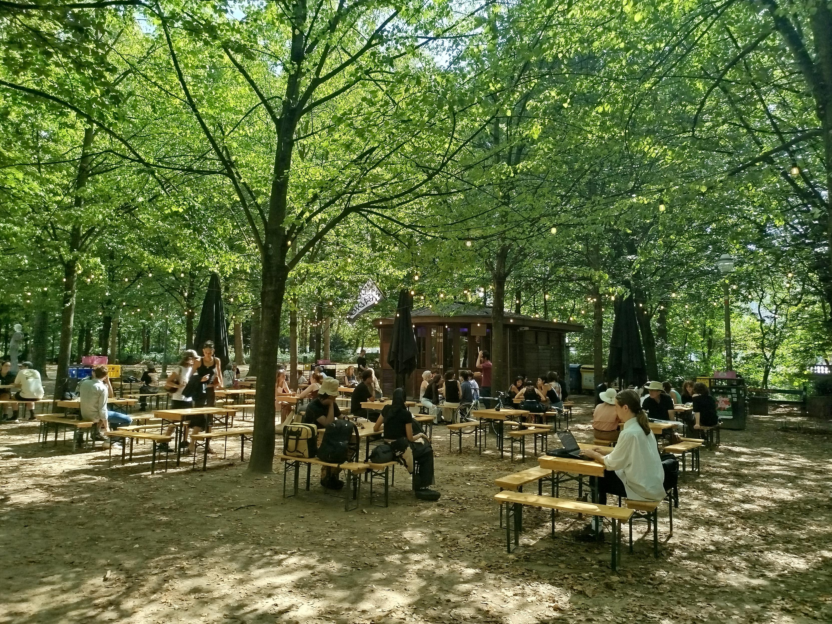 Kiosk Radio kantina erret parkean