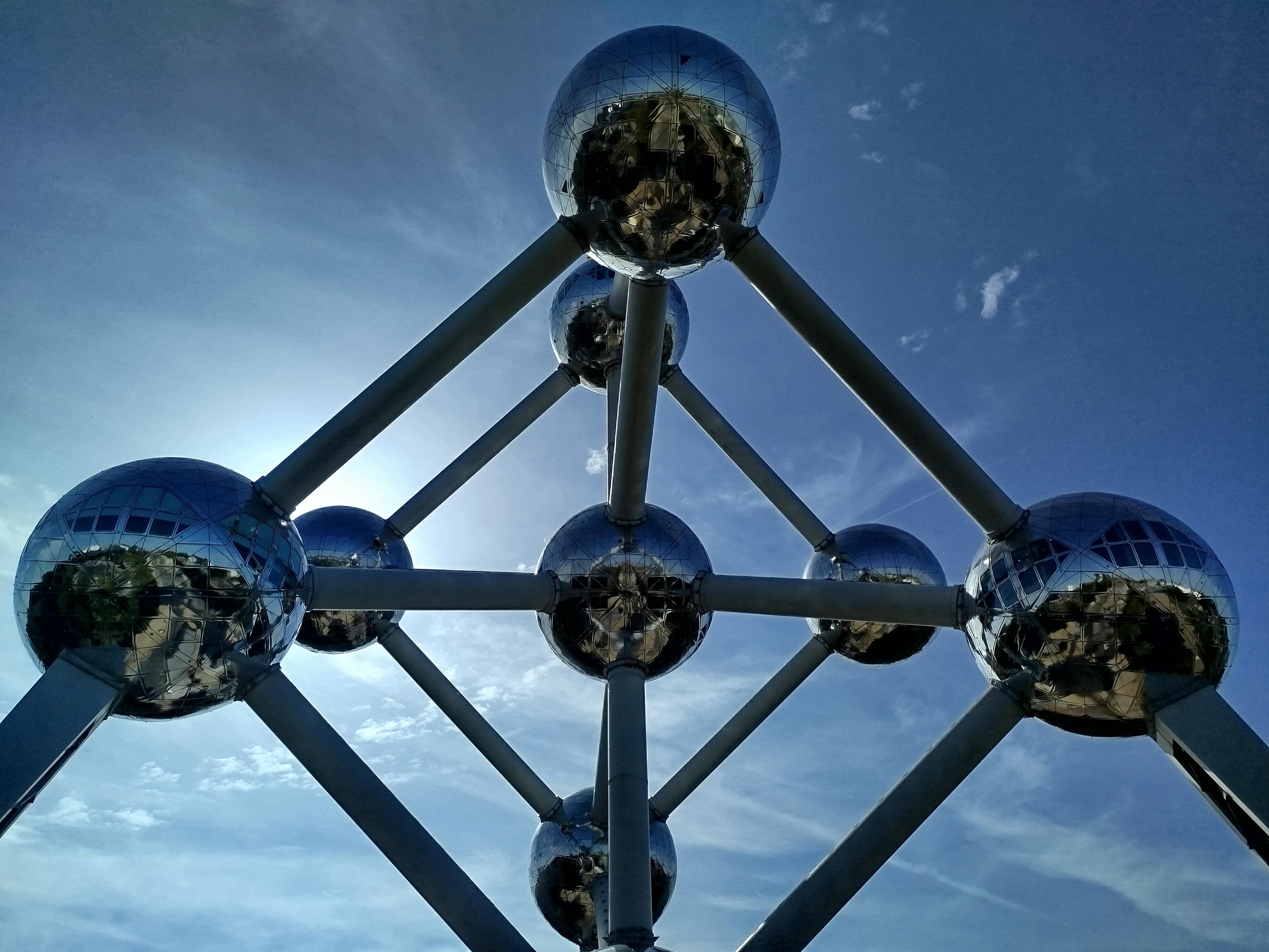 Atomiuma eguzkia eklipsatzen