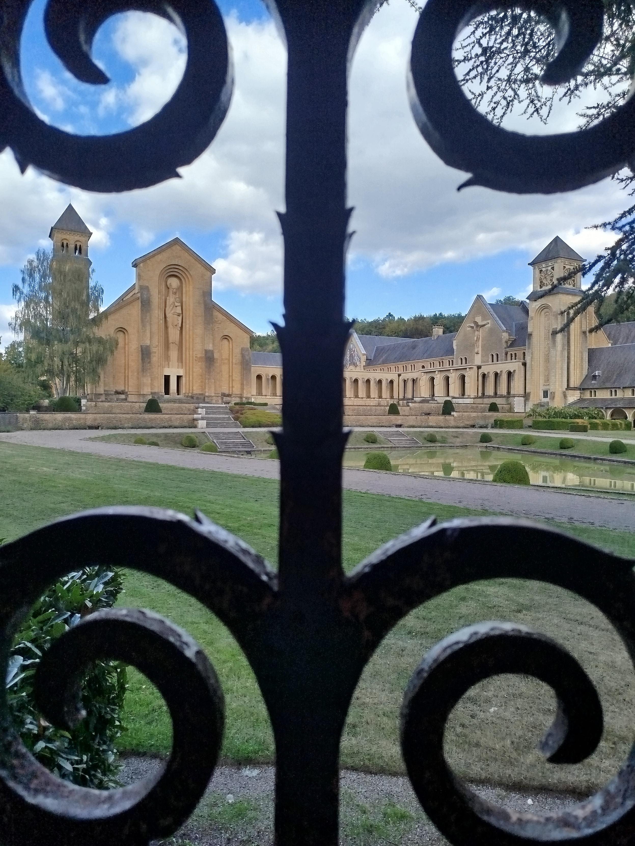 Orval abadia berria leiho batetik ikusia.