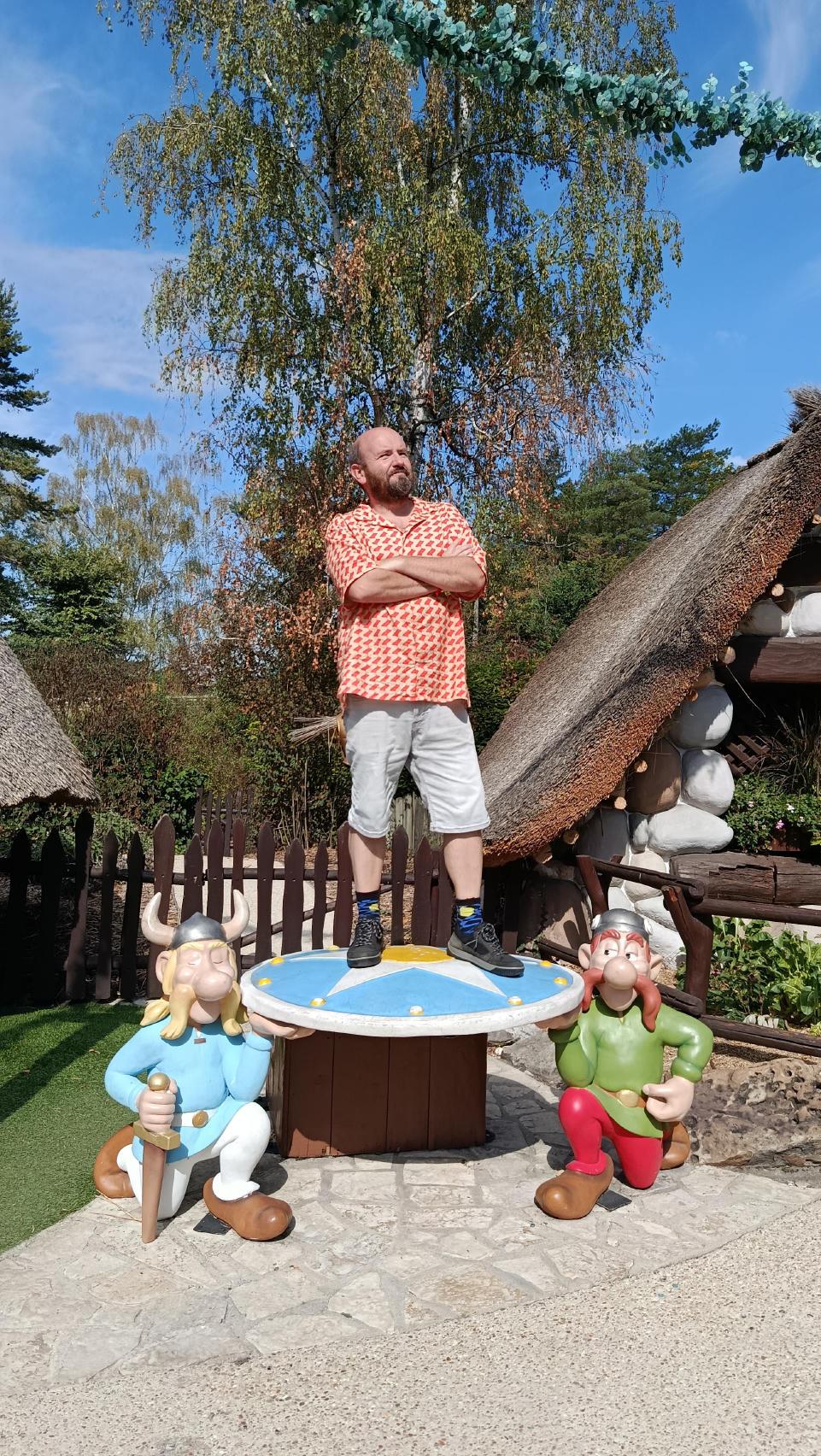 Asterixen herrixkako jendearen ezkutuaren gainean nago, jarrera harrian.
