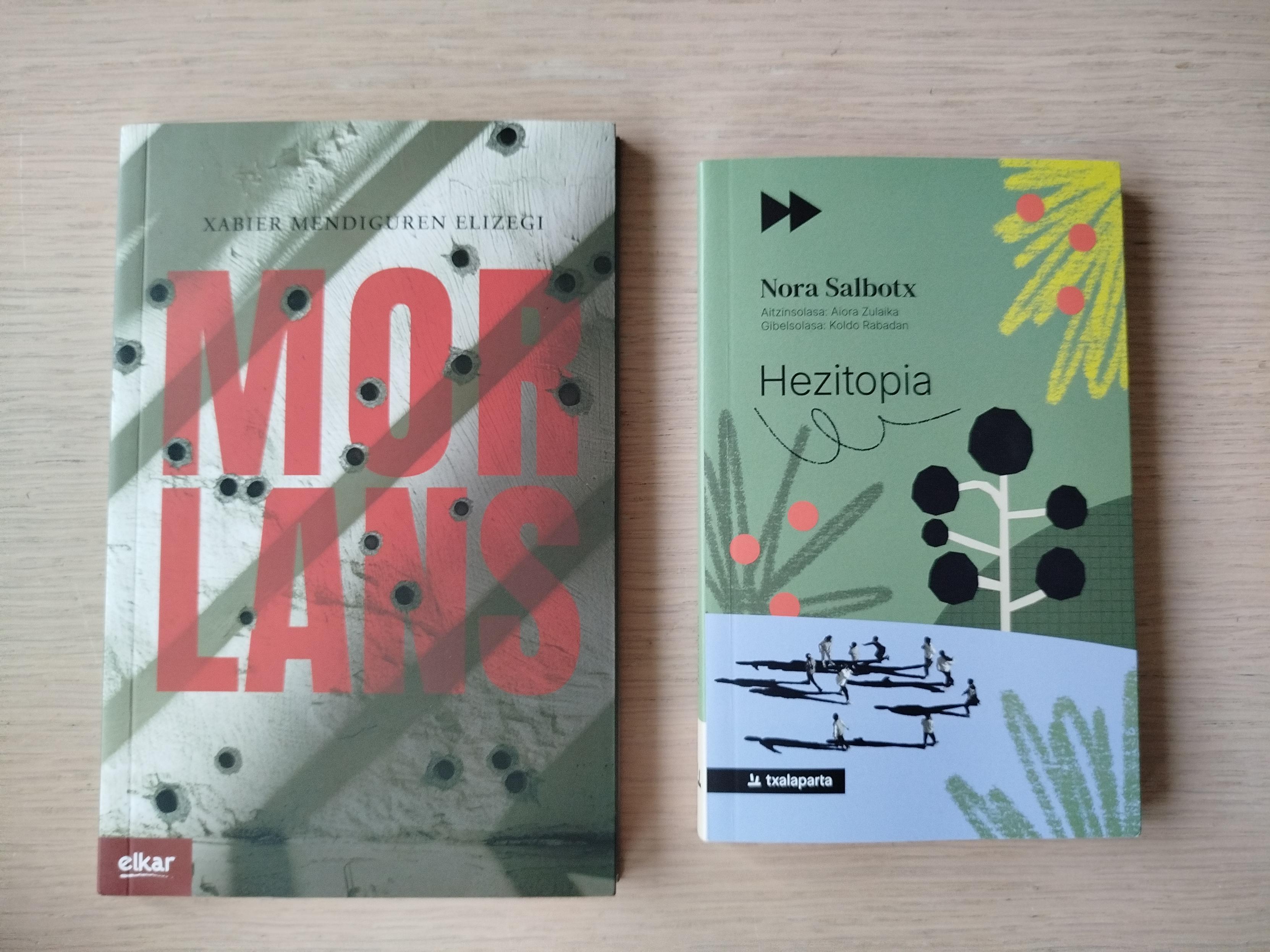 Morlans eta Hezitopia liburuak bata bestearen ondoan.
