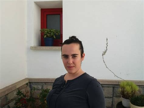Hegoa Alvarez, leiho baten ondoan
