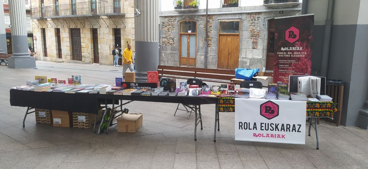 Rolariak elkartearen eta EBLA Liburudendaren postuak Ordizian