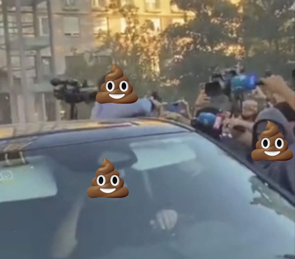 Aipatzen ez den faxista horren irudi bat, kotxetik ari dela kazetarien kamera eta mikrofonoen aurrean. Bera eta agertzen diren beste esbirroak kkren emojia dute gainean